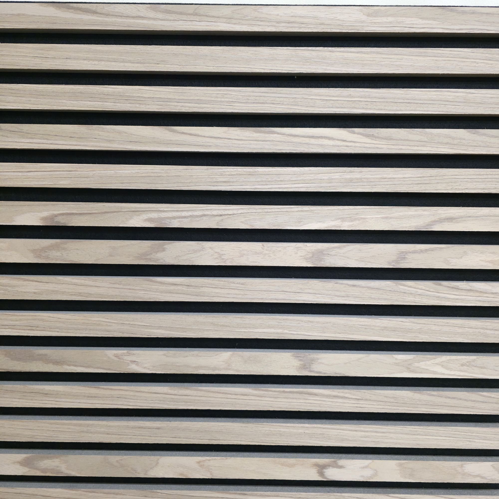 Confezione da 4 pannelli acustici quadrati in legno 600 mm x 600 mm con 1 adesivo in omaggio